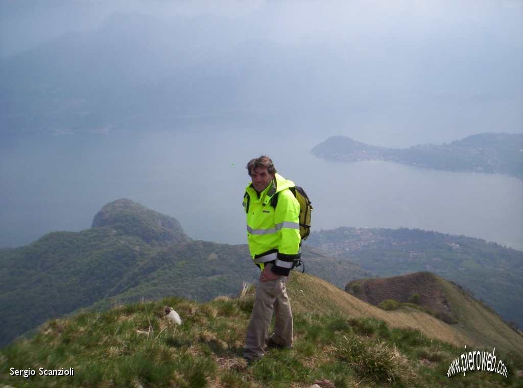 57 SERGIO SULLO SFONDO DEL LAGO E DI BELLAGIO.jpg